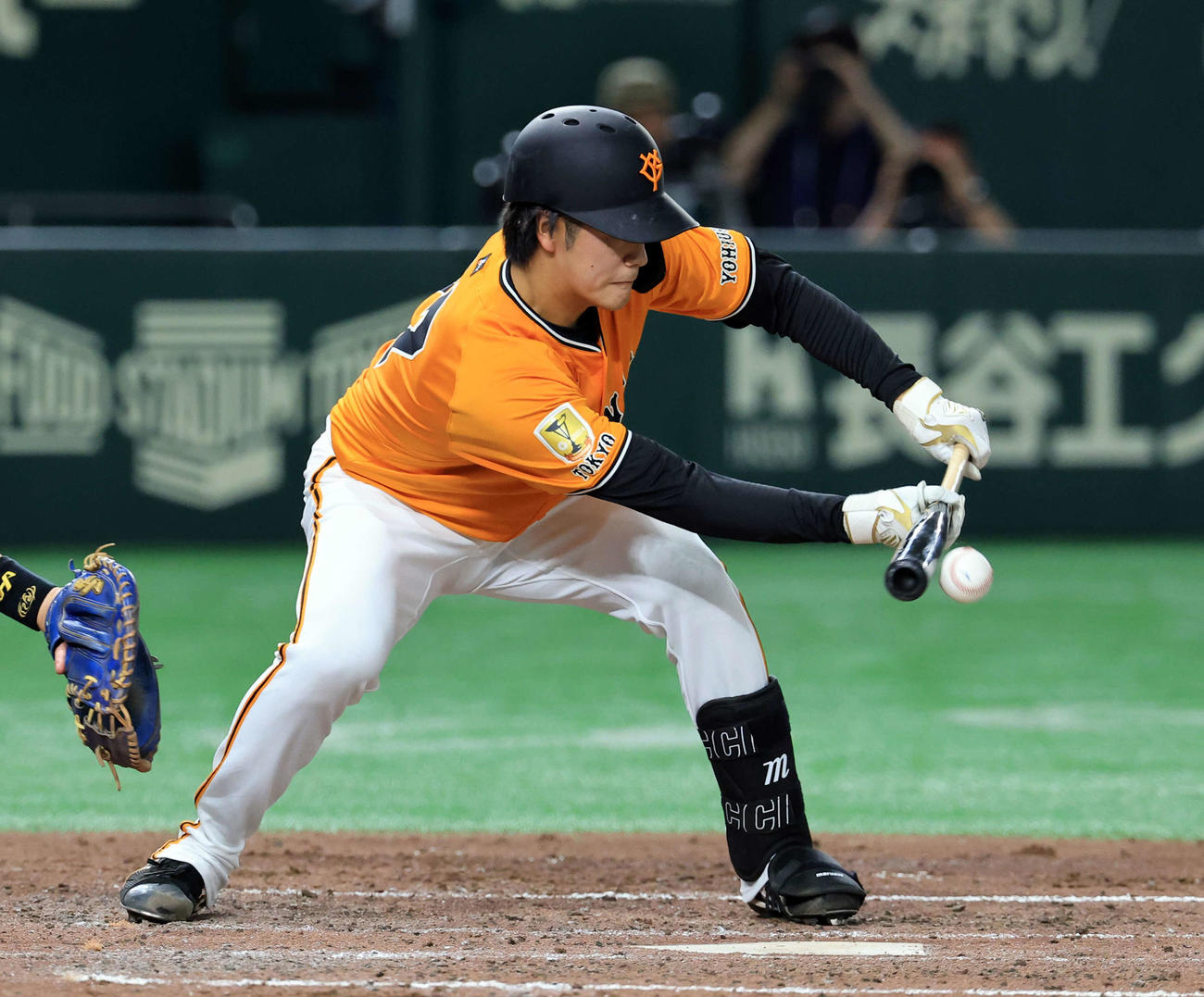 巨人対日本ハム　5回裏巨人1死一塁、西舘は送りバントを決める（撮影・浅見桂子）