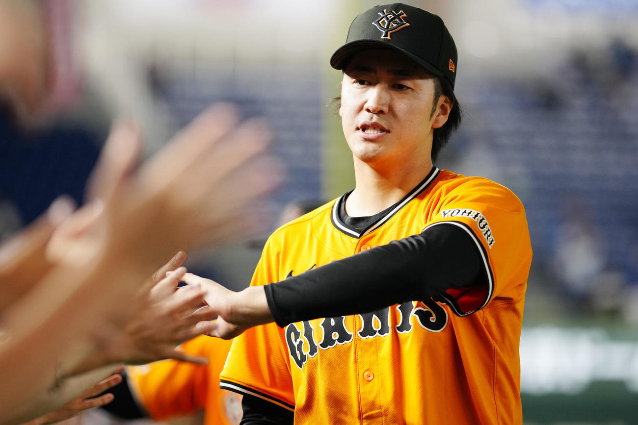 巨人対日本ハム　試合後、ファンとタッチを交わす巨人西舘（撮影・江口和貴）