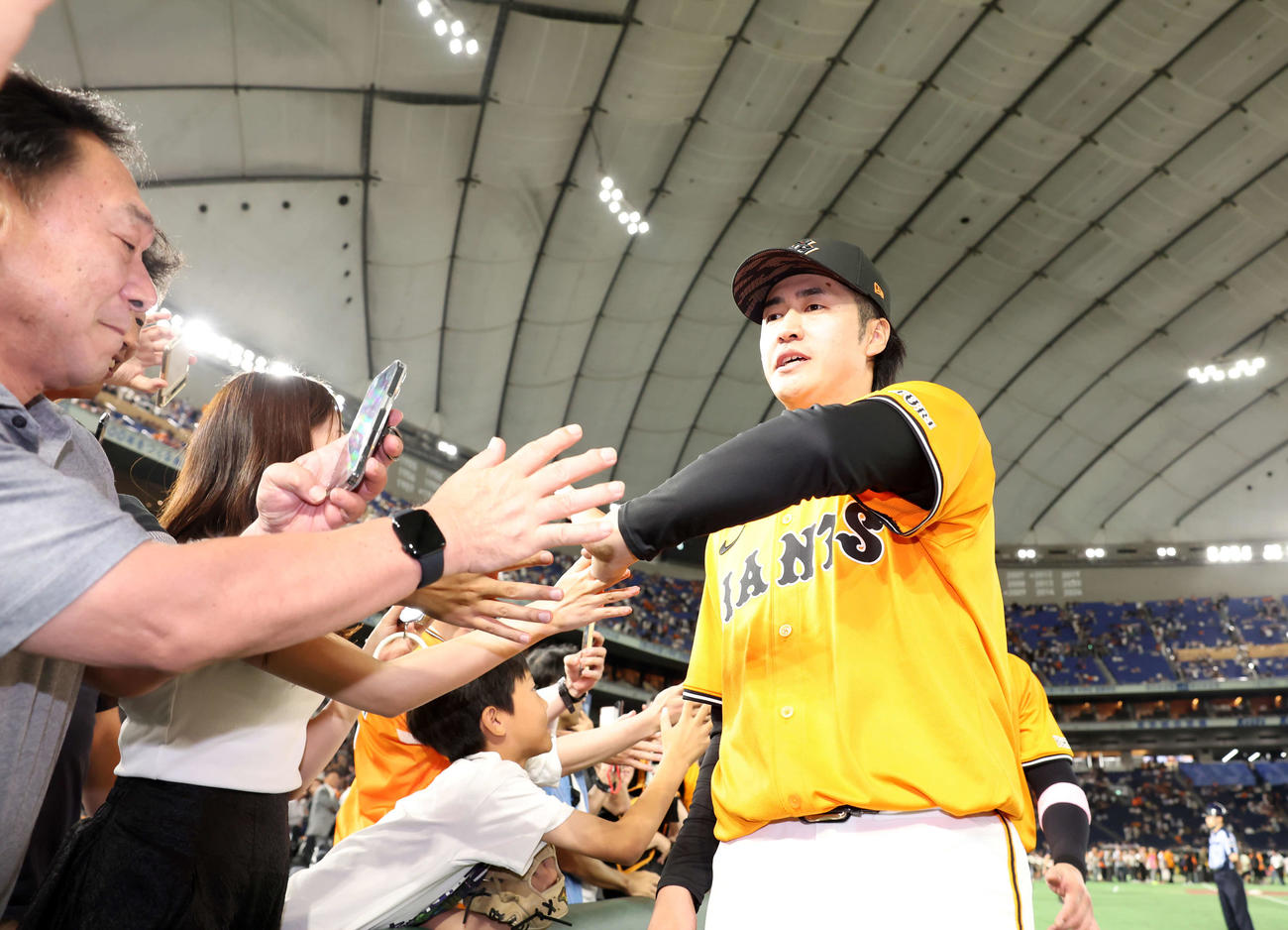 巨人対日本ハム　勝利投手の巨人西舘はファンとハイタッチ（撮影・浅見桂子）