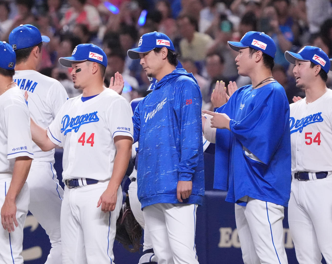 中日対オリックス　試合終了、涌井秀章（中央）はナインを迎える（撮影・森本幸一）