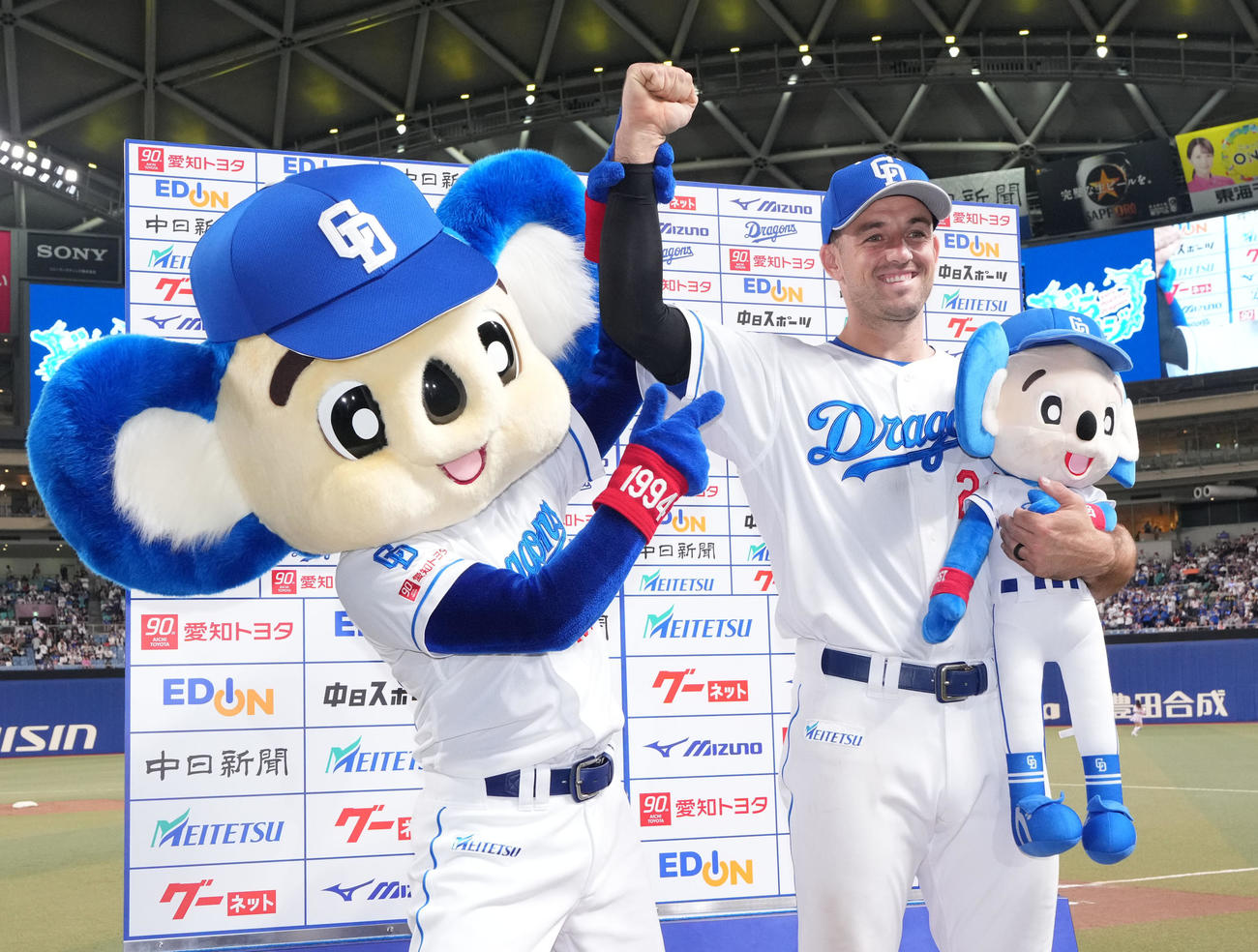 中日対オリックス　ヒーローインタビューを終えたボスラー（右）はドアラとポーズを決める（撮影・森本幸一）