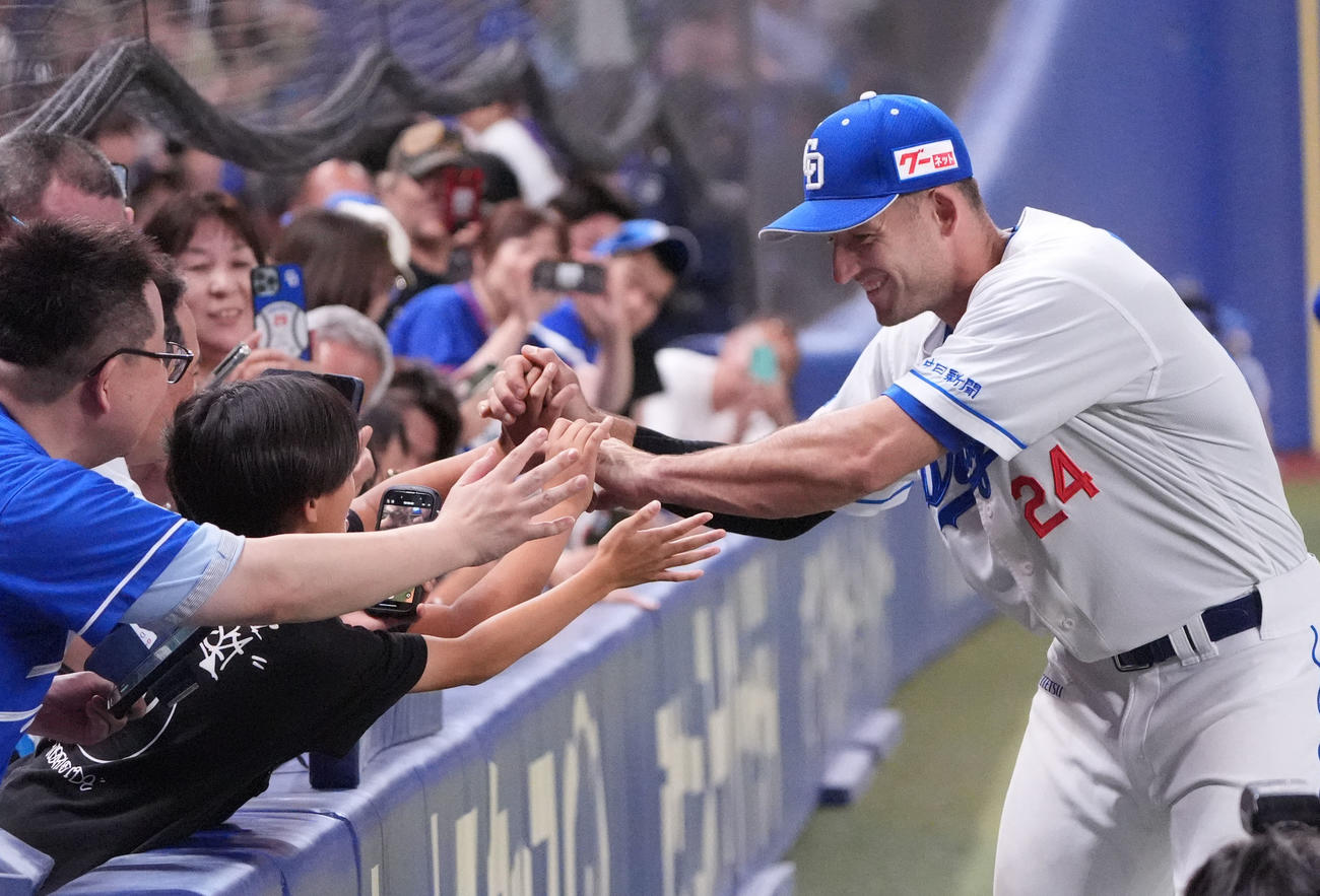 中日対オリックス　今日のヒーロー、ボスラー（右）はファンとタッチを交わす（撮影・森本幸一）