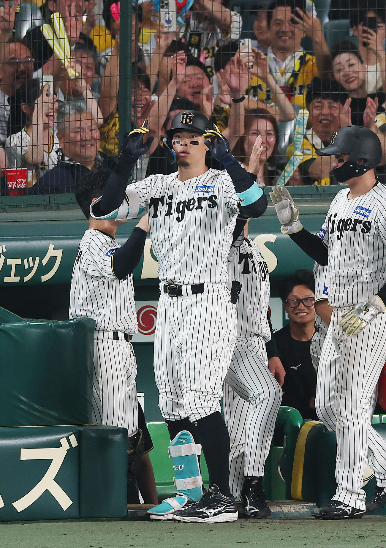 阪神対ロッテ　8回裏阪神2死二塁、中越え2点本塁打を放ちポーズをとる佐藤輝（撮影・前田充）