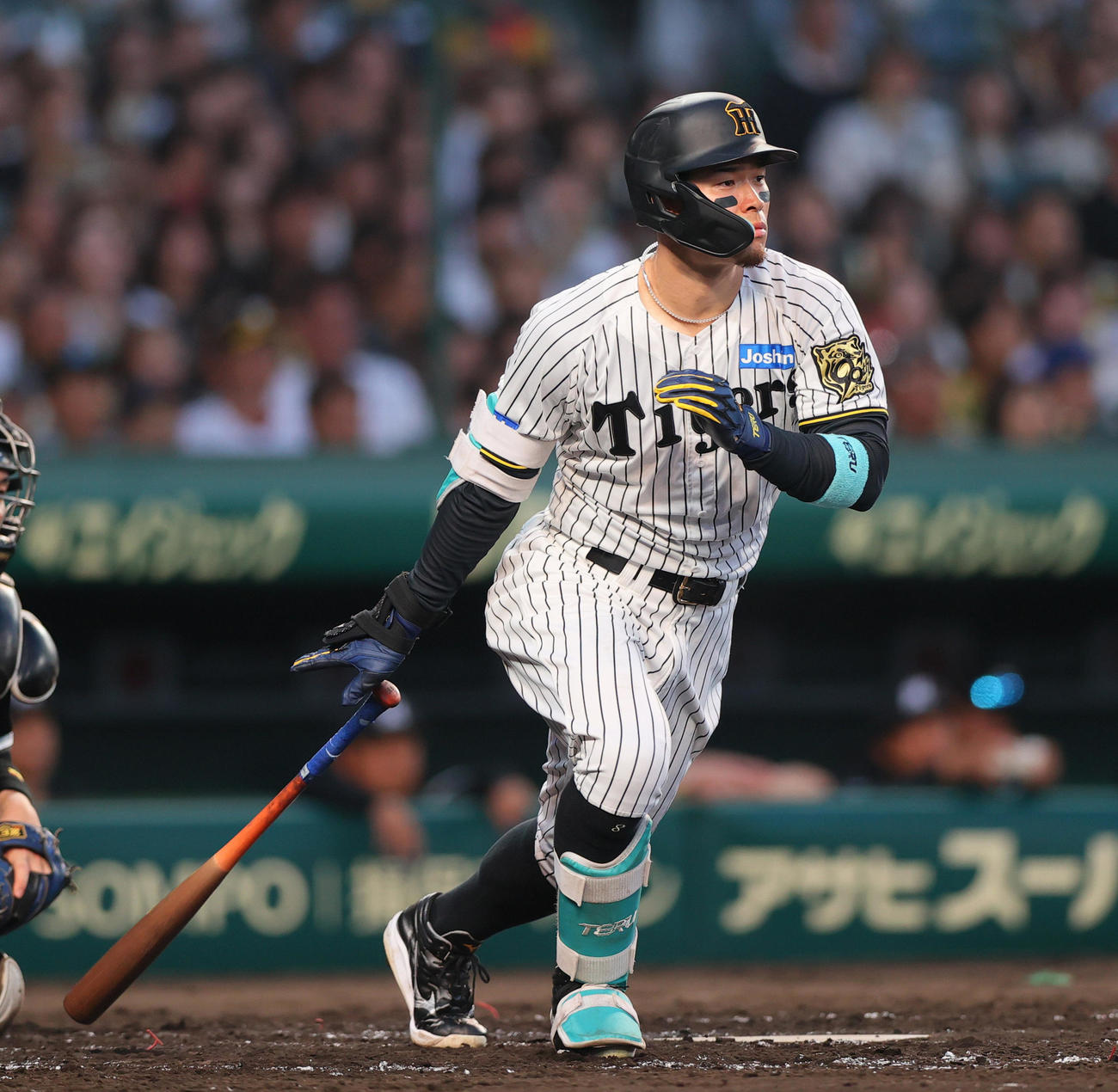 阪神対ロッテ　3回裏阪神1死一塁、佐藤輝は右前打を放つ（撮影・上山淳一）