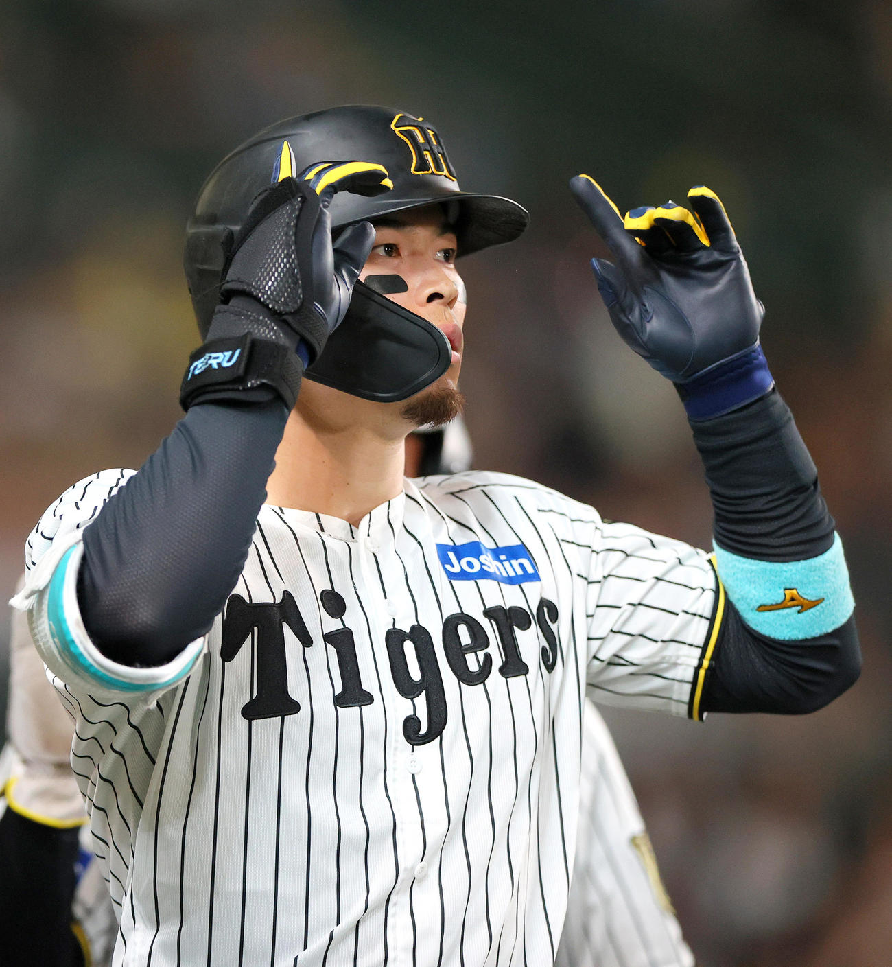 阪神対ロッテ　8回裏阪神2死二塁、佐藤輝は中越え2点本塁打を放ちポーズを決める（撮影・上山淳一）