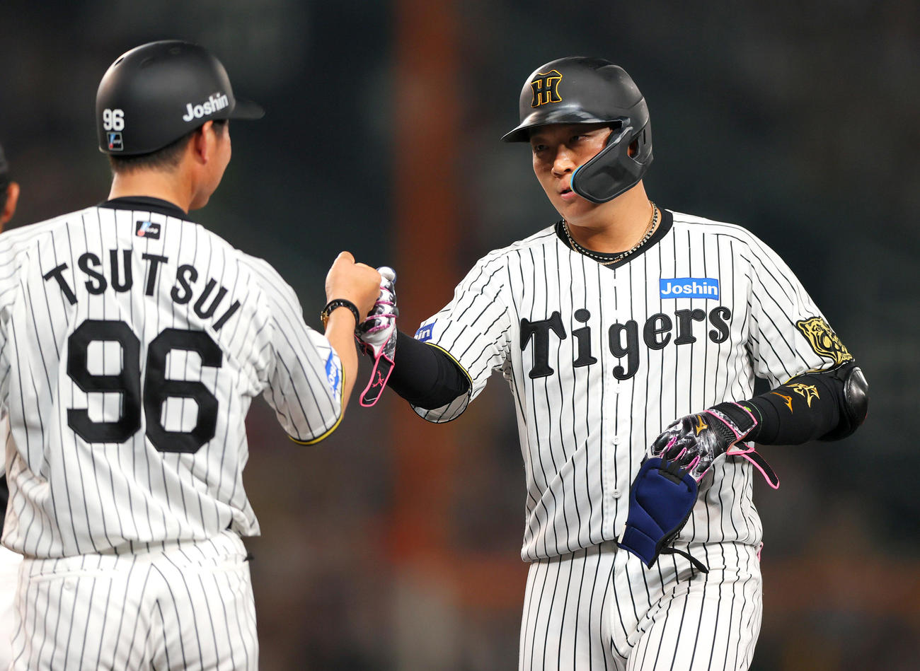 阪神対ロッテ　5回裏阪神1死一、二塁、大山（右）は左前適時打を放つ（撮影・上山淳一）