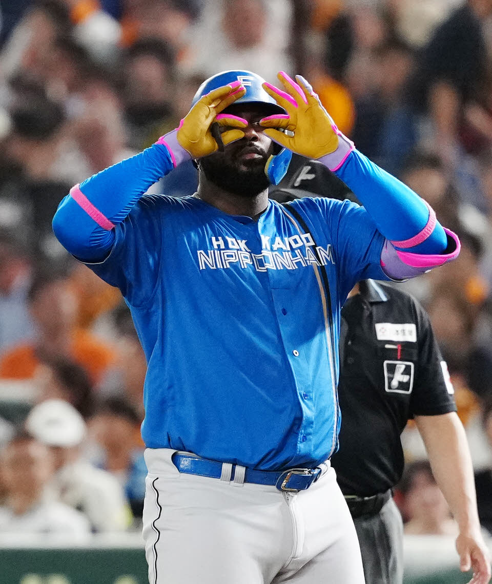 巨人対日本ハム　8回表日本ハム2死、左前打を放ちポーズを決めるレイエス（撮影・江口和貴）