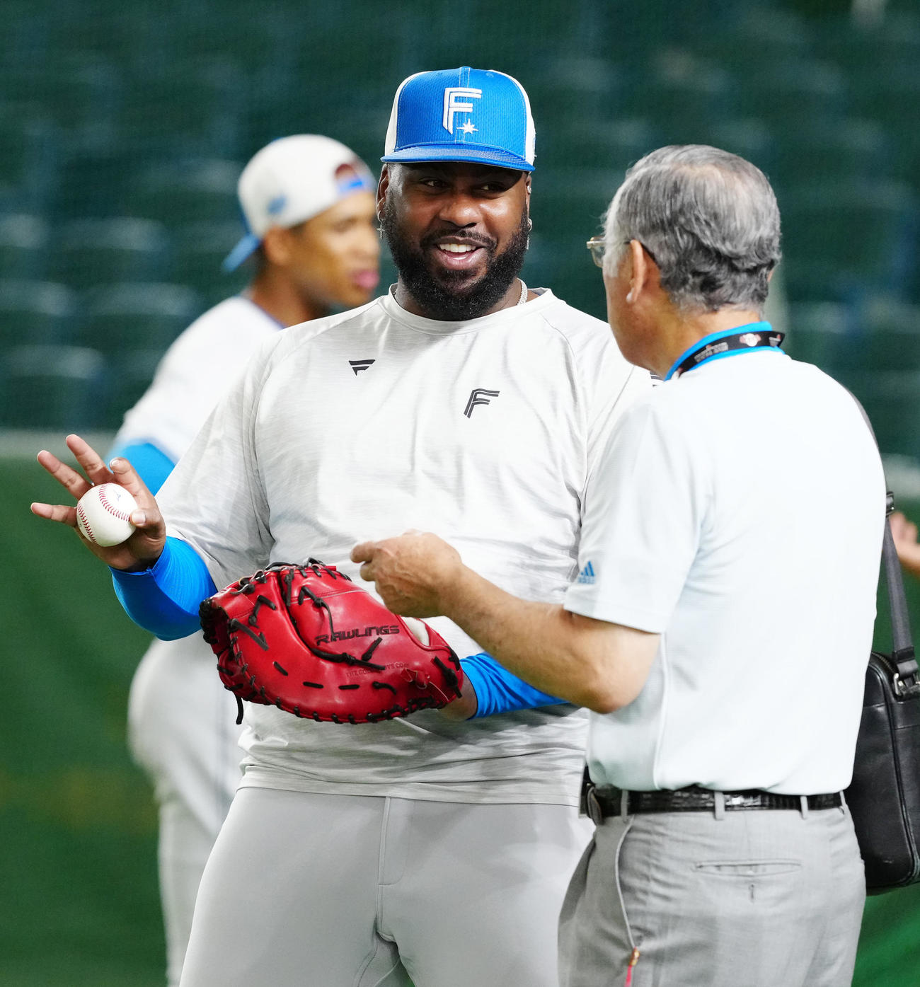 巨人対日本ハム　試合前練習中、村上氏（右）と言葉を交わす日本ハム・レイエス（撮影・江口和貴）