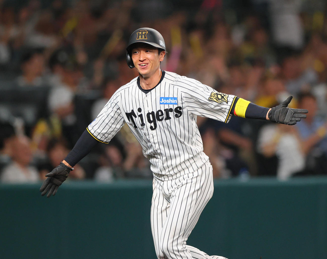 阪神対ロッテ　8回裏阪神2死二塁、二走近本は中野の右前適時打で生還する（撮影・上山淳一）