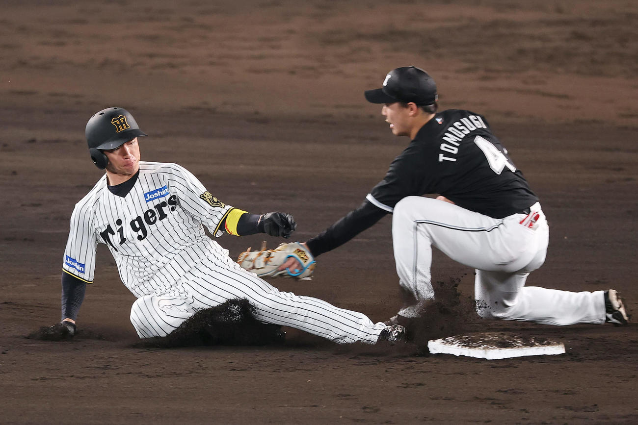 阪神対ロッテ　8回裏阪神2死一塁、二盗を決める近本。遊撃手友杉（撮影・前田充）