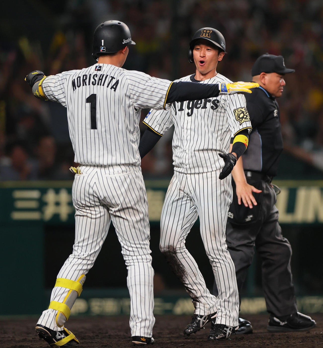阪神対ロッテ　8回裏阪神2死二塁、二走近本（中央）は中野の右前適時打で生還する（撮影・上山淳一）