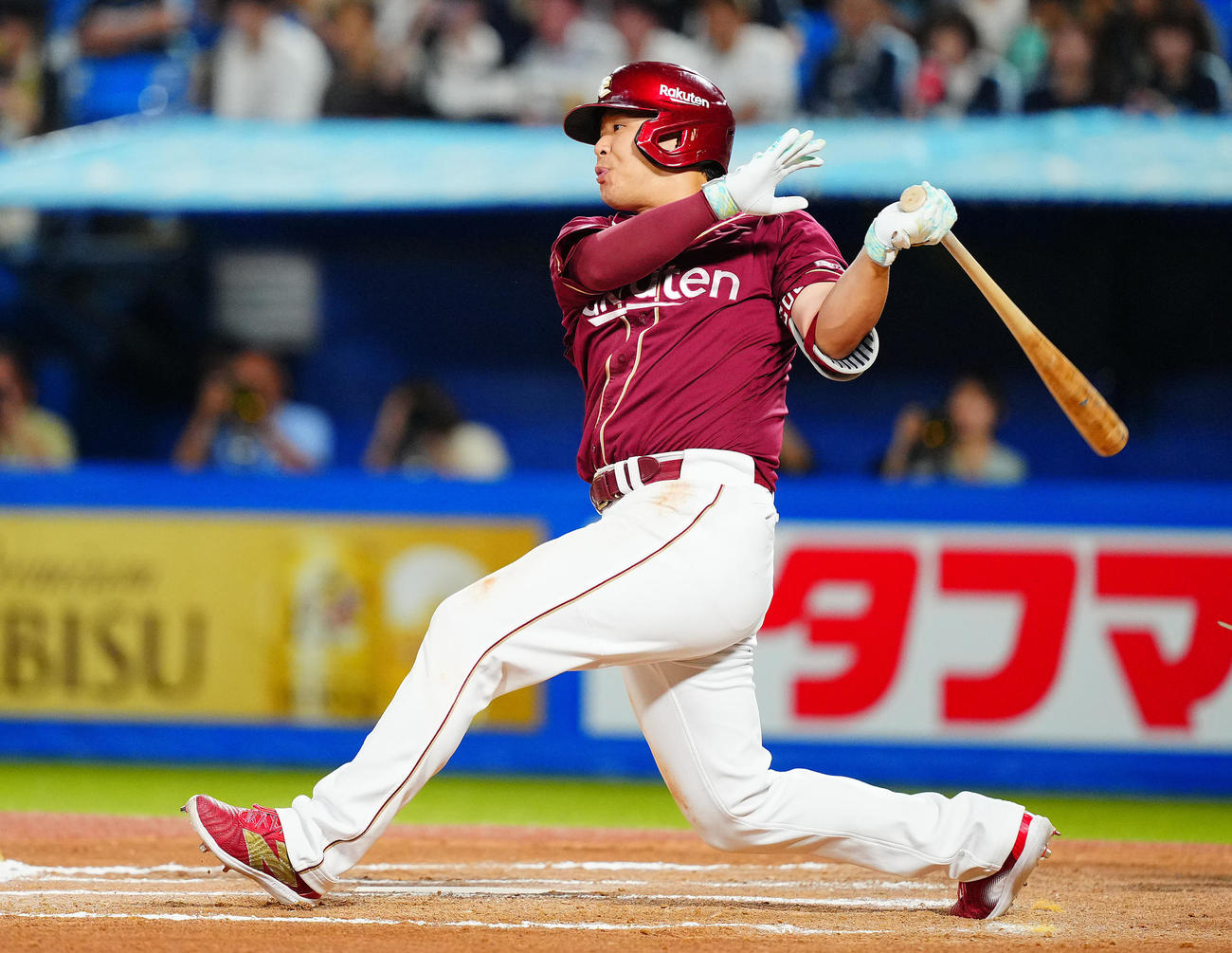 ヤクルト対楽天　6回表楽天2死二、三塁、適時打を放つ浅村（撮影・垰建太）
