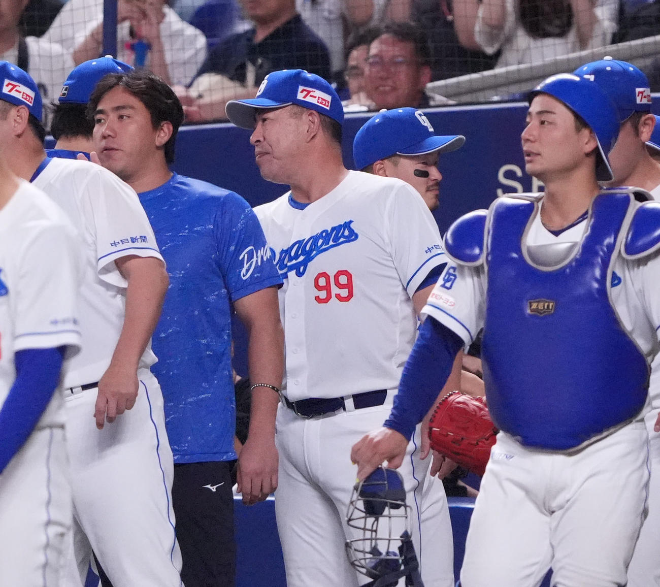 中日対オリックス　試合終了、井上監督（中央）はナインを迎える（撮影・森本幸一）