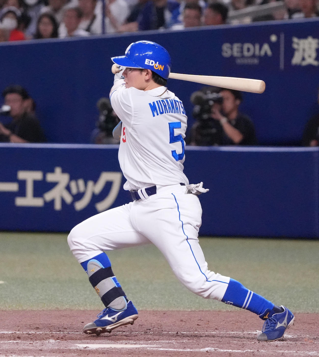 中日対オリックス　5回裏中日1死一、三塁、右前適時打を放つ村松（撮影・森本幸一）