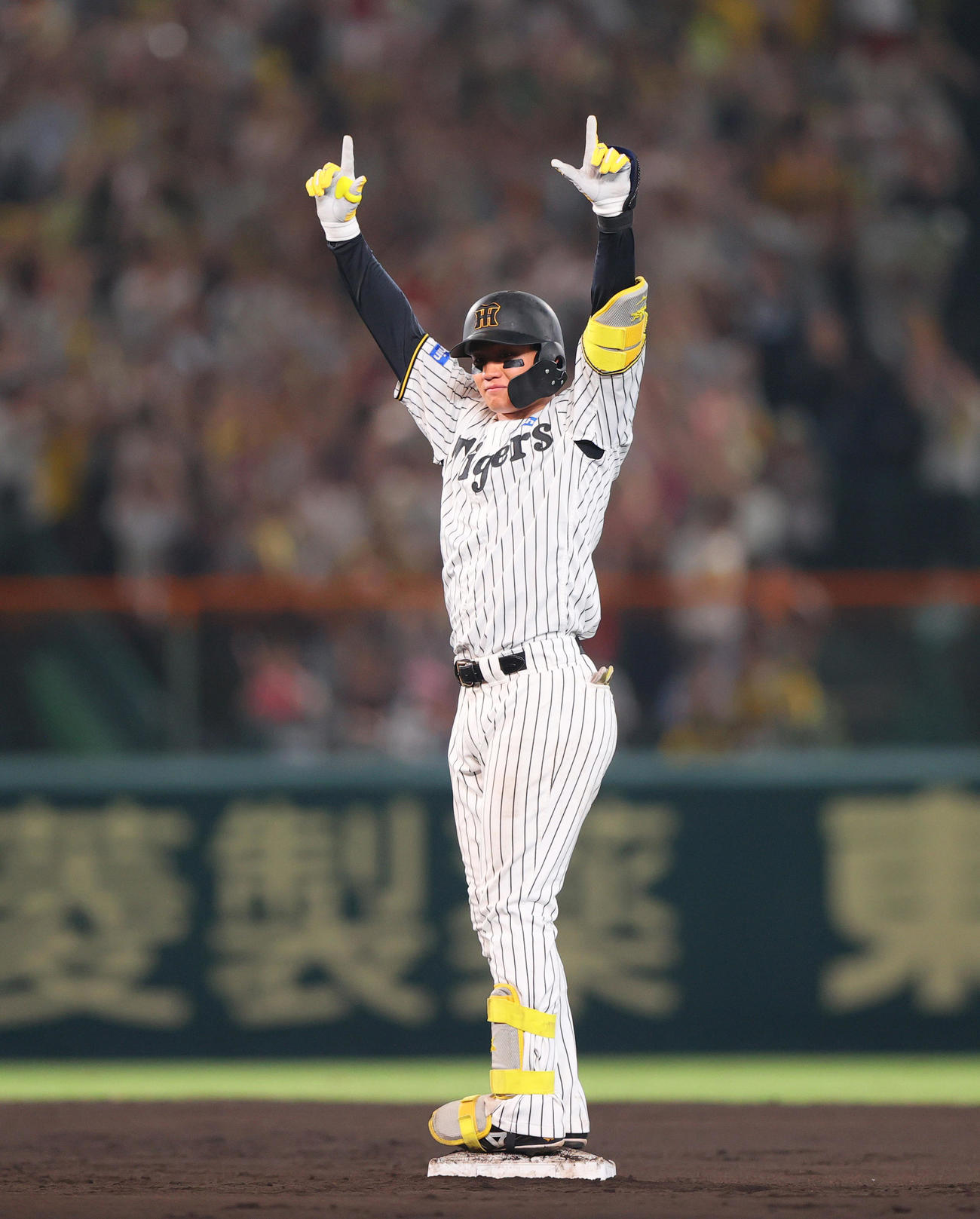 阪神対ロッテ　8回裏阪神2死一塁、森下は中適時二塁打を放ち二塁でポーズする（撮影・上山淳一）
