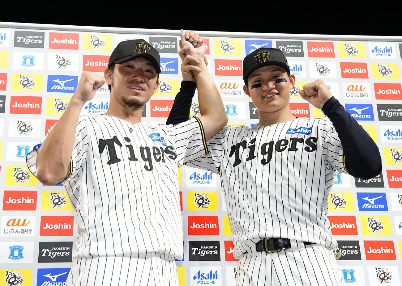 ヒーローインタビューを終え、笑顔でポーズをとる阪神・伊藤将（左）と森下（共同）
