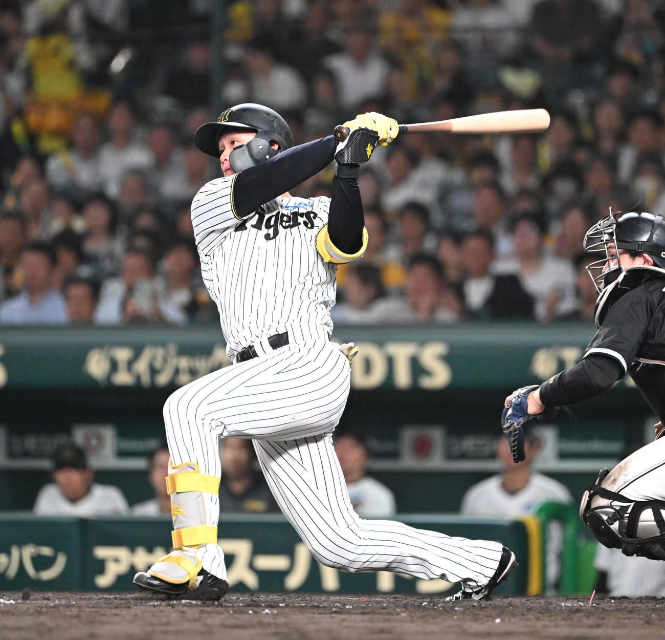 阪神対ロッテ　8回裏阪神2死一塁、左中間に適時二塁打を放つ森下（撮影・和賀正仁）
