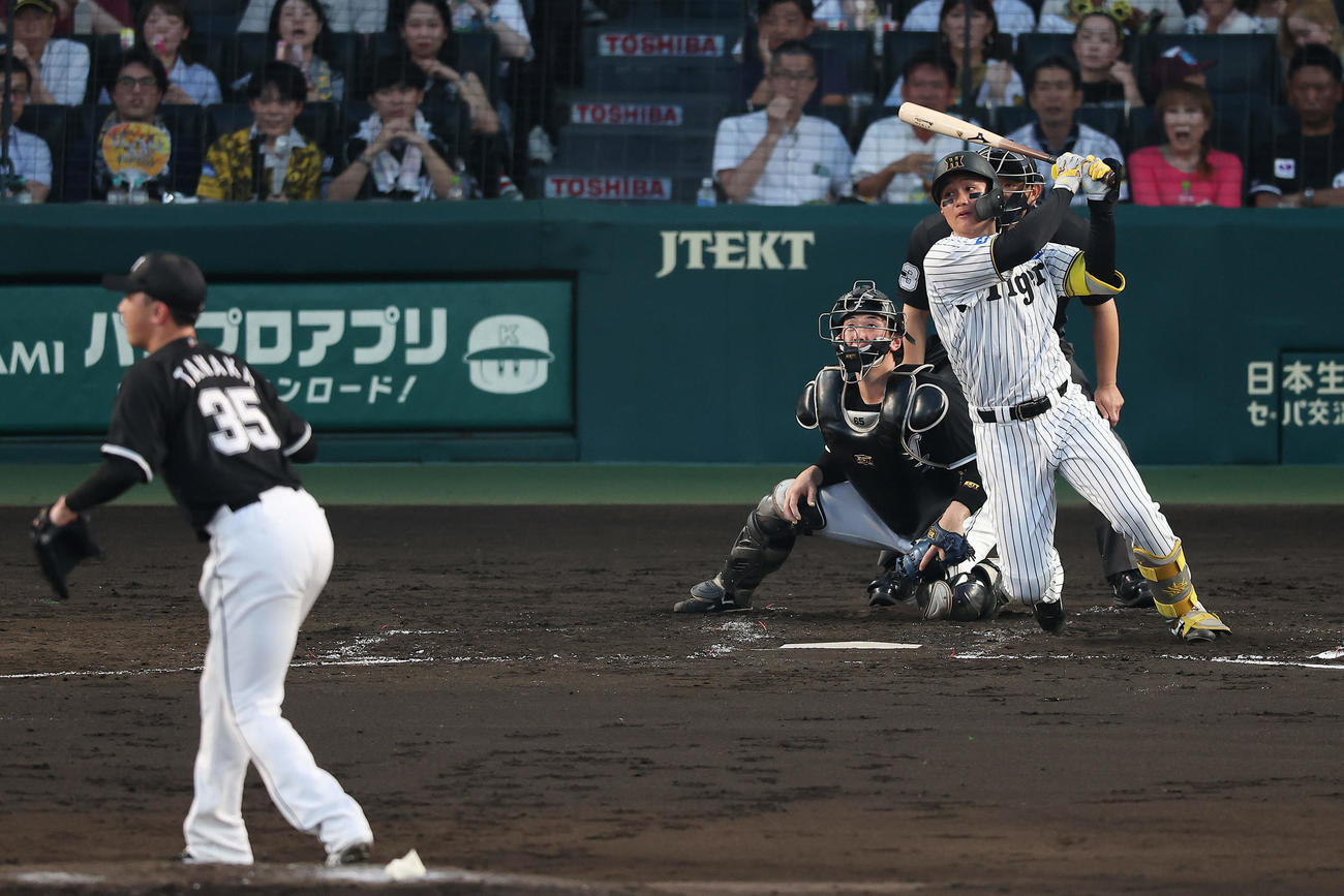阪神対ロッテ　3回裏阪神1死三塁、先制の右前適時打を放つ森下。投手田中晴（撮影・前田充）