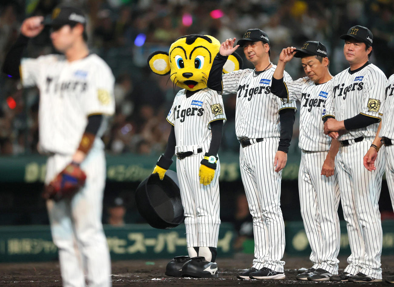 阪神対ロッテ　ロッテに勝利し、スタンドのファンにあいさつする藤川監督（右から3人目）ら（撮影・上山淳一）