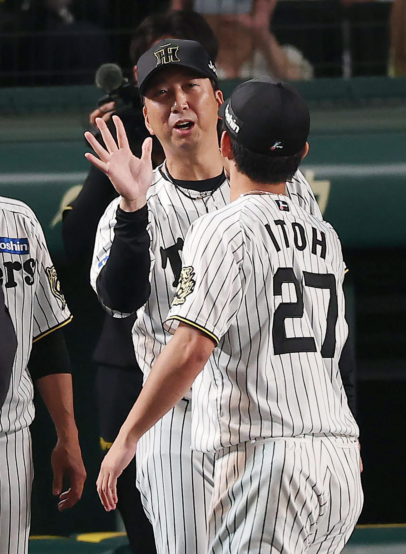 阪神対ロッテ　ロッテに勝利し連敗を止め、伊藤将（右）とタッチを交わす阪神藤川監督（撮影・前田充）