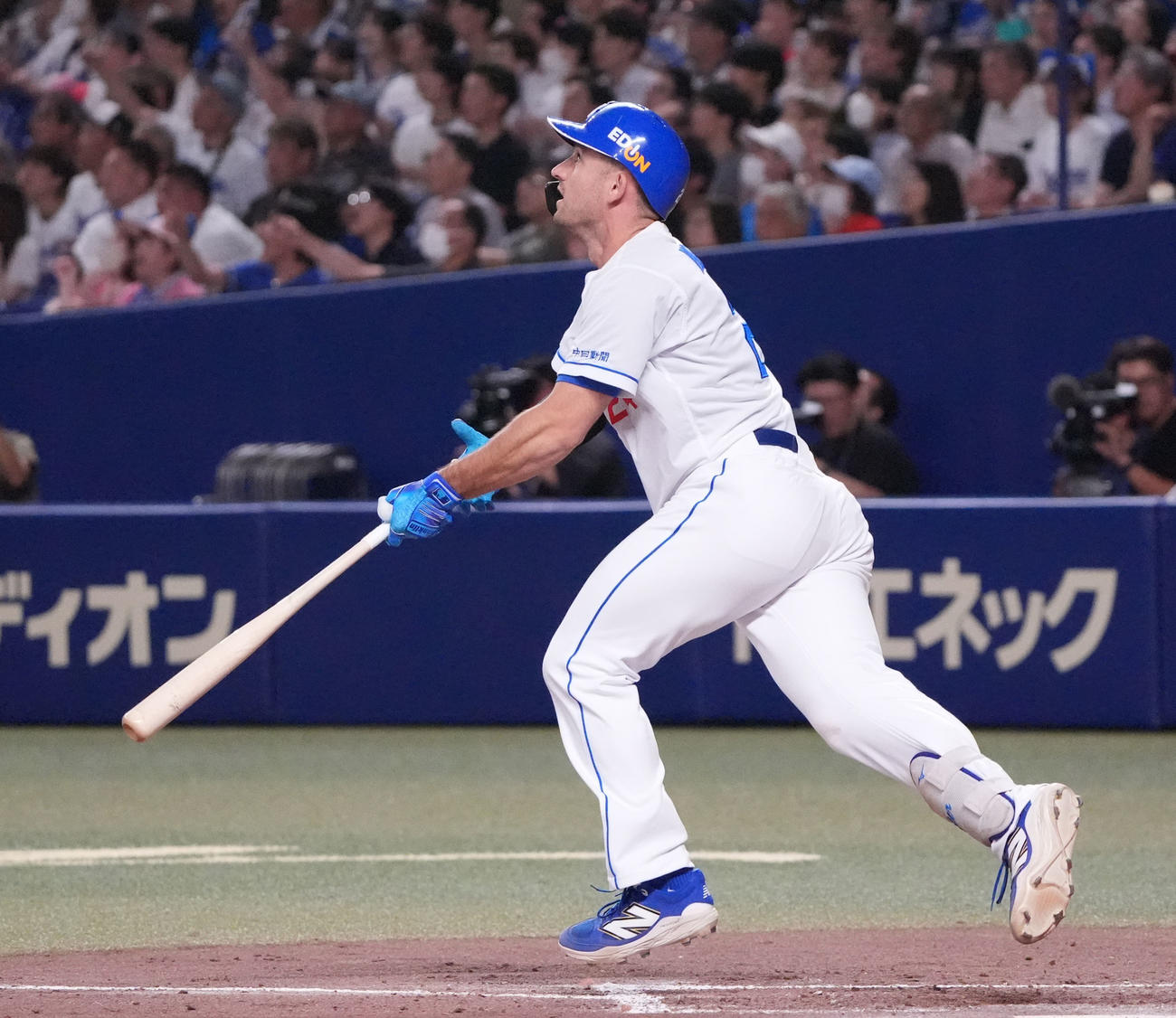 中日対オリックス　4回裏中日無死一、二塁、右中間スタンドへ3点本塁打を放つボスラー（撮影・森本幸一）