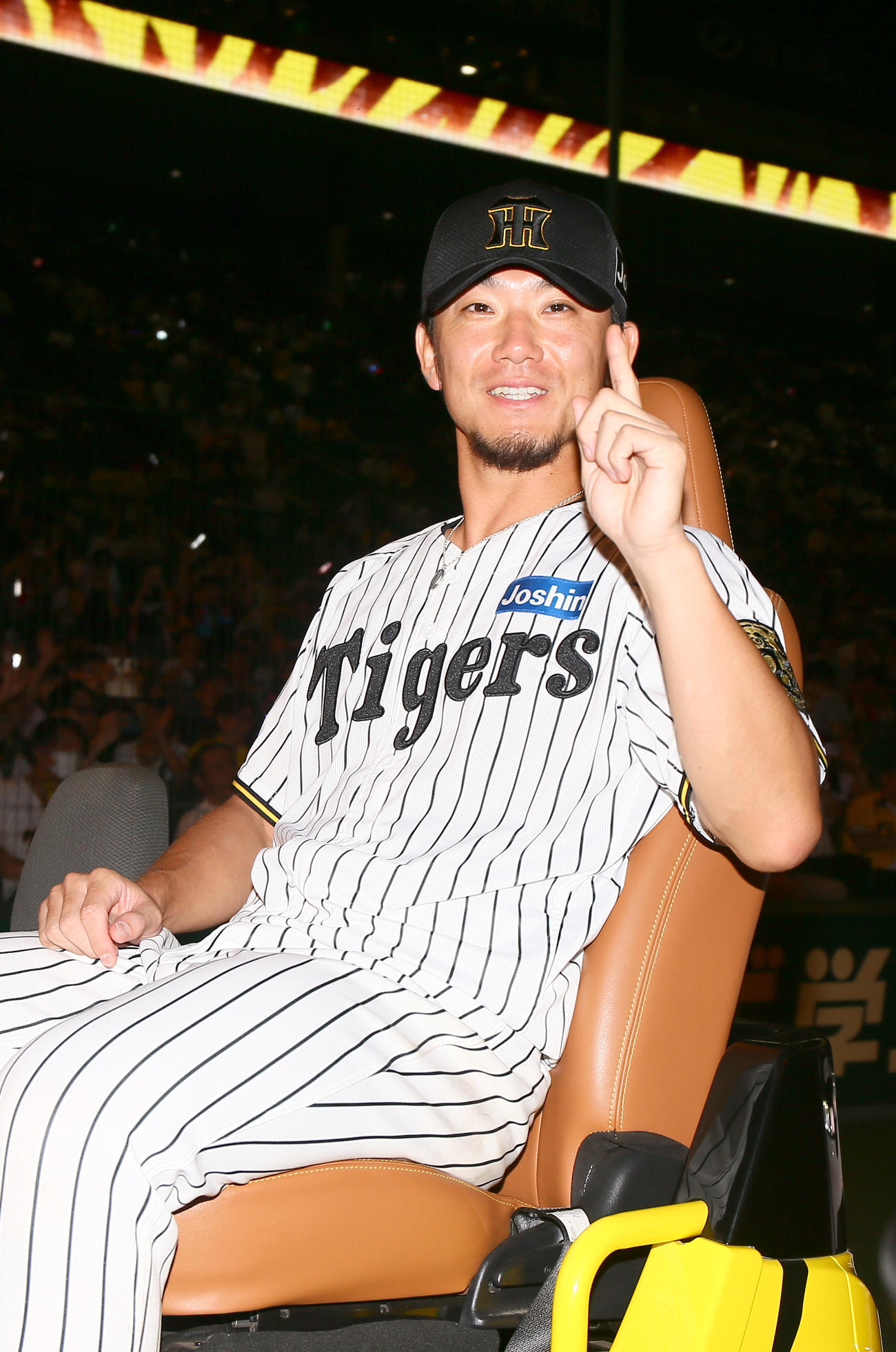阪神対ロッテ　今季初勝利を挙げ笑顔を見せる阪神伊藤将（撮影・上山淳一）