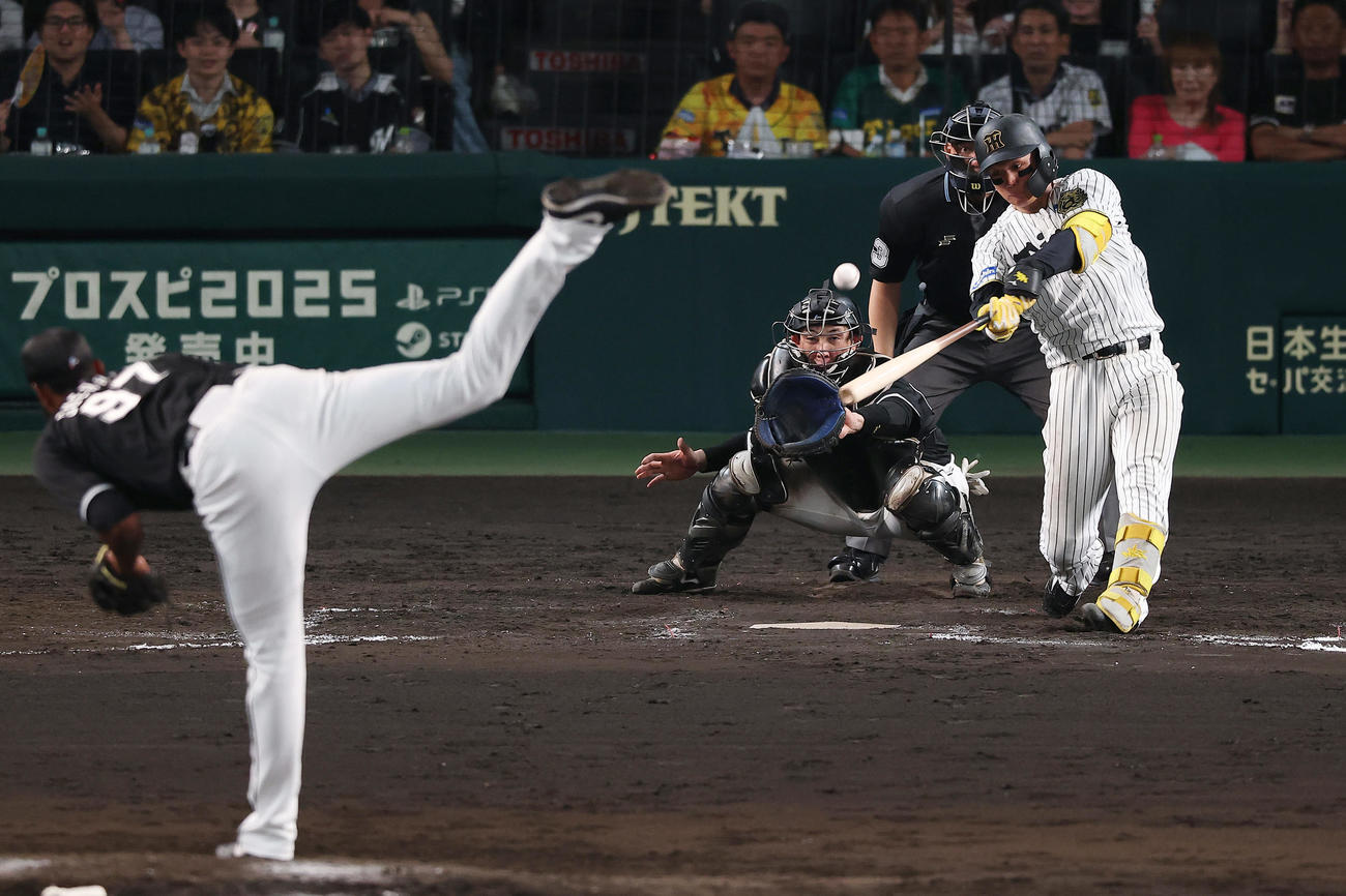 阪神対ロッテ　8回裏阪神2死一塁、左中間へ適時二塁打を放つ森下。投手ゲレーロ（撮影・前田充）