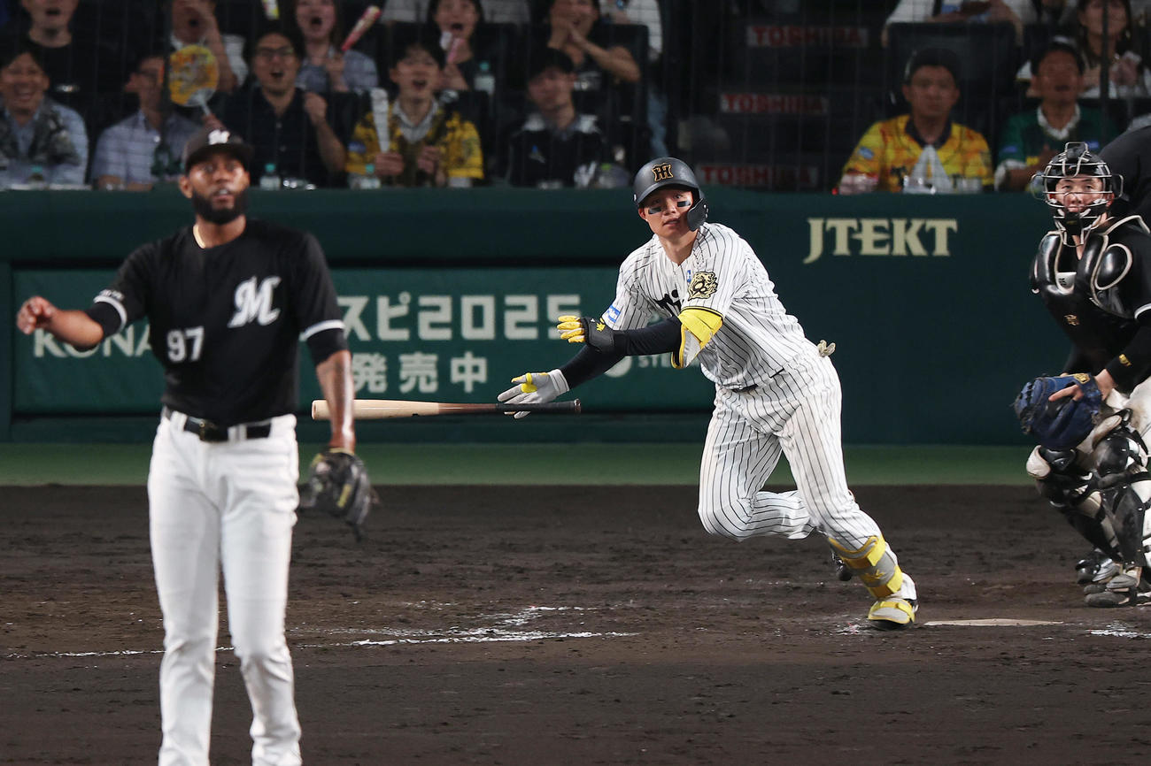 阪神対ロッテ　8回裏阪神2死一塁、左中間へ適時二塁打を放つ森下。投手ゲレーロ（撮影・前田充）