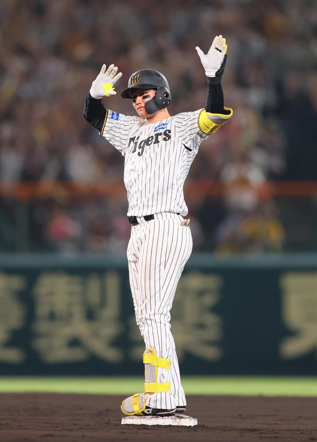阪神対ロッテ　8回裏阪神2死一塁、森下は中適時二塁打を放ち二塁でポーズする（撮影・上山淳一）