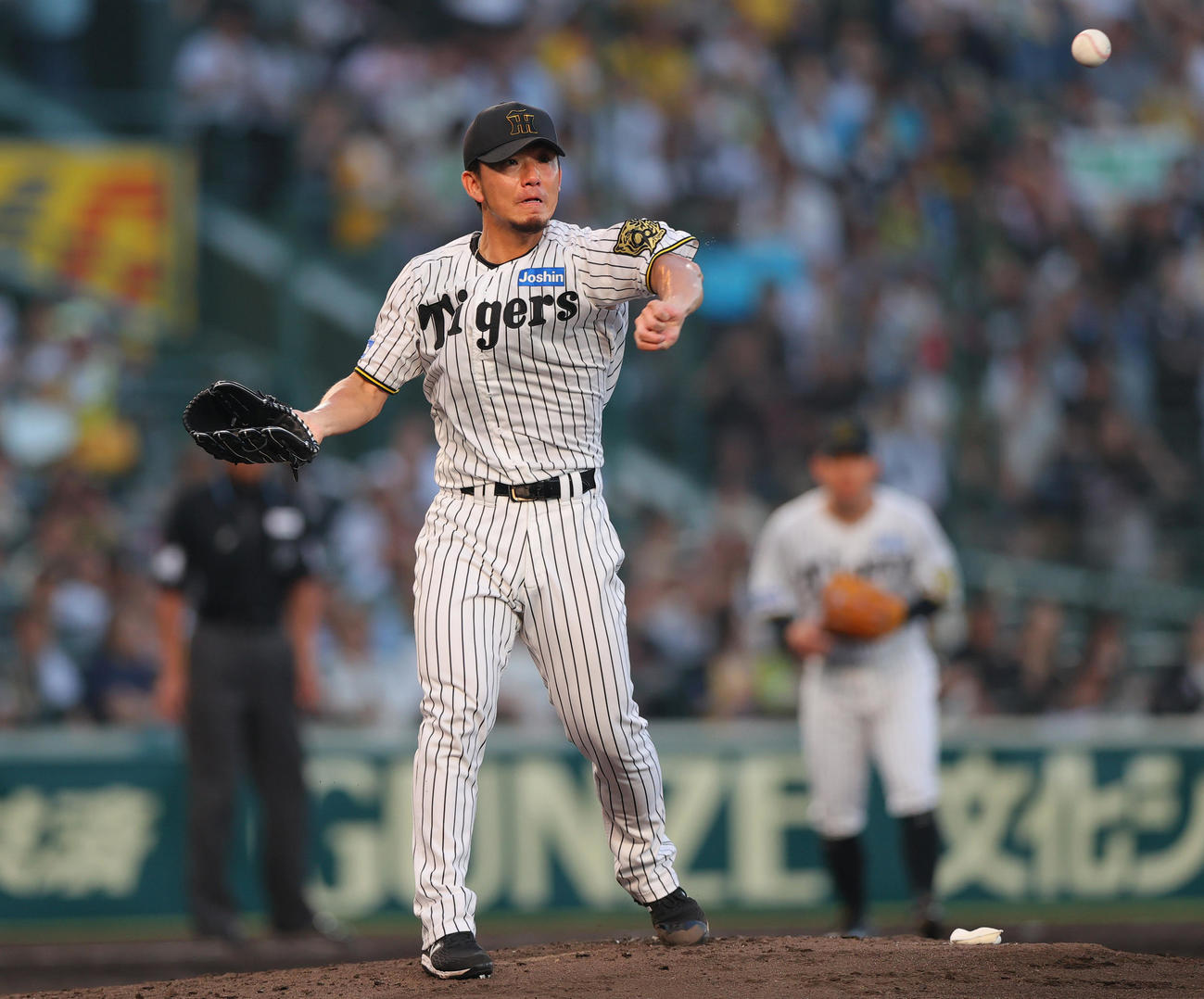 阪神対ロッテ　3回表ロッテ2死一塁、伊藤将は一走藤原をけん制で刺す（撮影・上山淳一）