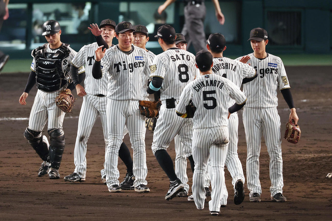 阪神対ロッテ　ロッテに勝利し連敗を止め、タッチを交わして喜ぶ阪神の選手たち（撮影・前田充）