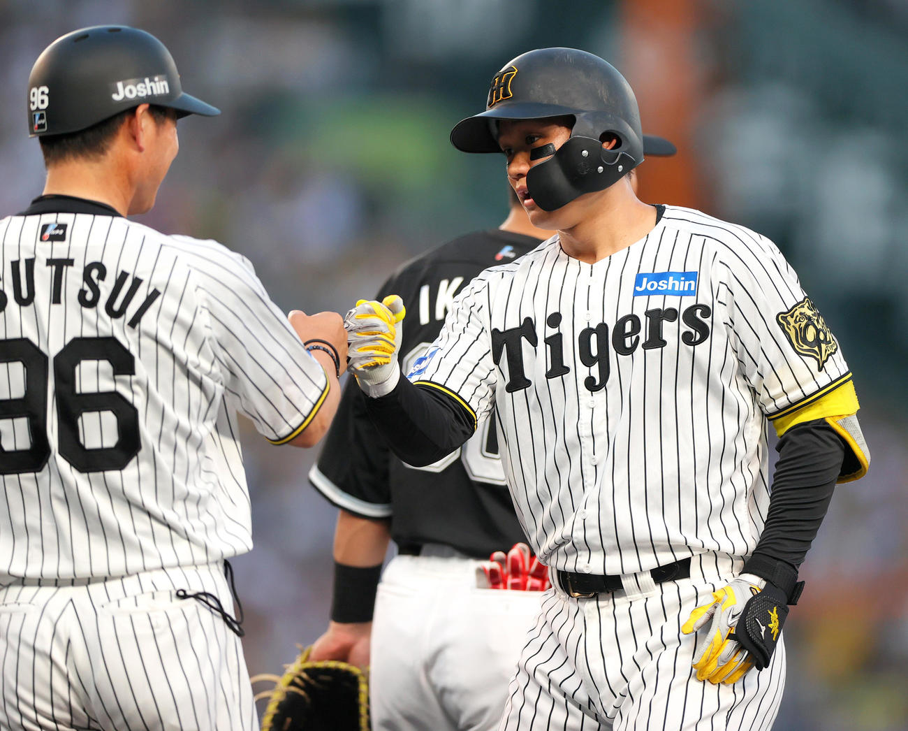 阪神対ロッテ　3回裏阪神1死三塁、森下（右）は右前適時打を放つ（撮影・上山淳一）