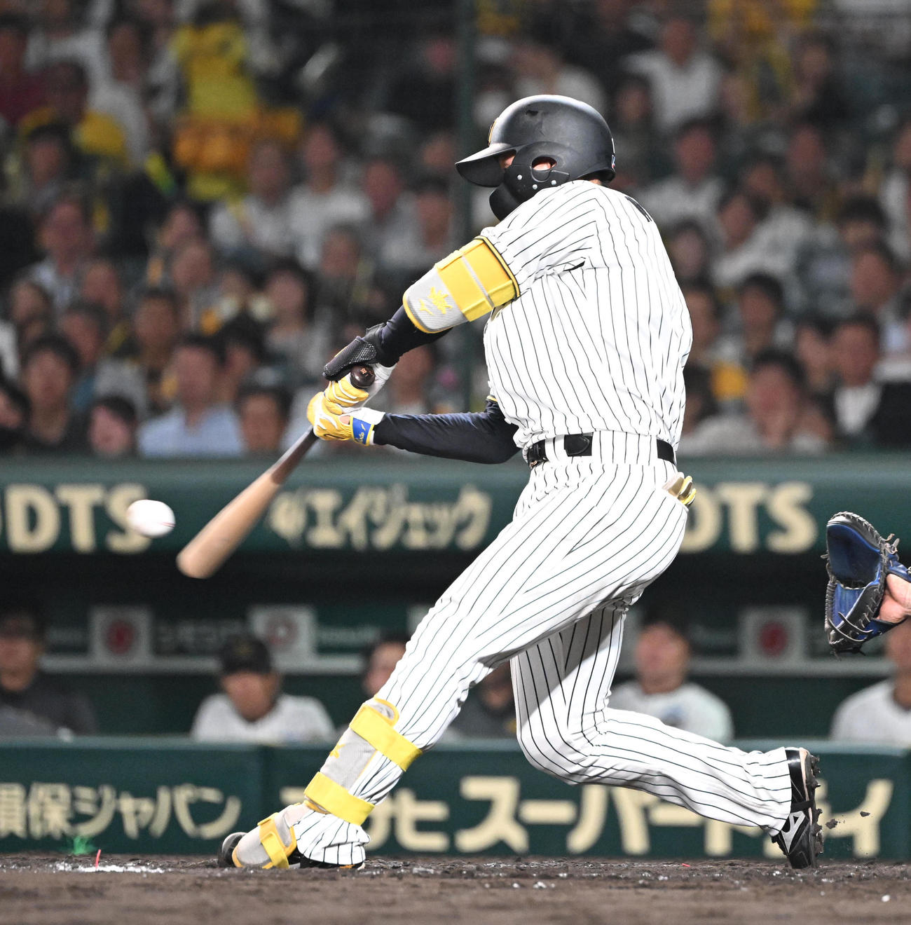 阪神対ロッテ　8回裏阪神2死一塁、左中間に適時二塁打を放つ森下（撮影・和賀正仁）