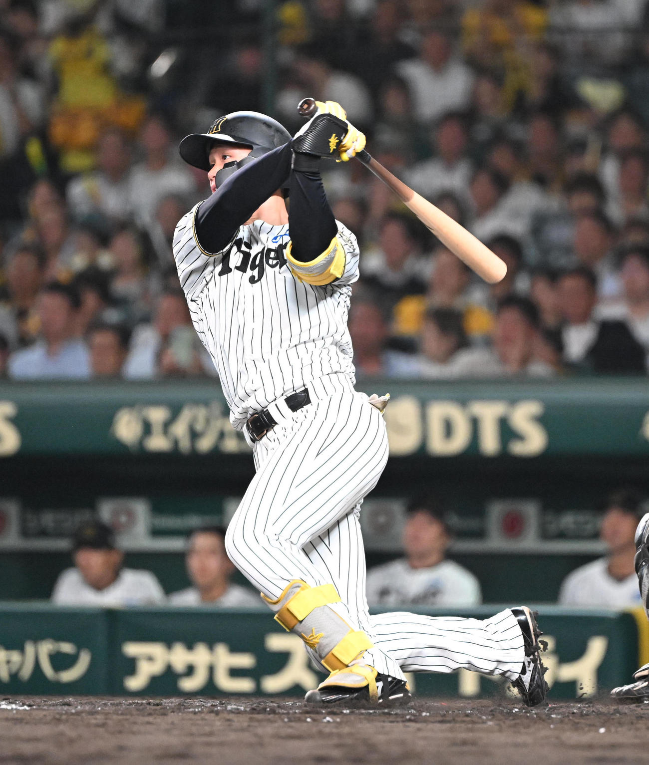 阪神対ロッテ　8回裏阪神2死一塁、左中間に適時二塁打を放つ森下（撮影・和賀正仁）