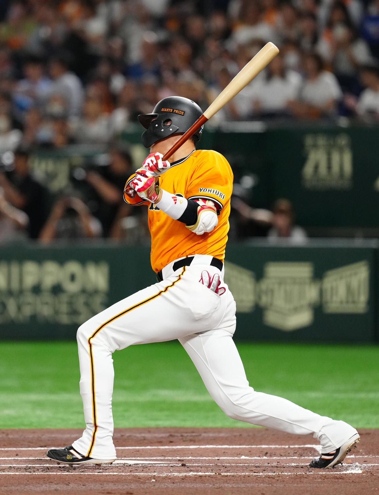 巨人対日本ハム　1回裏巨人1死、中前打を放つ坂本（撮影・江口和貴）