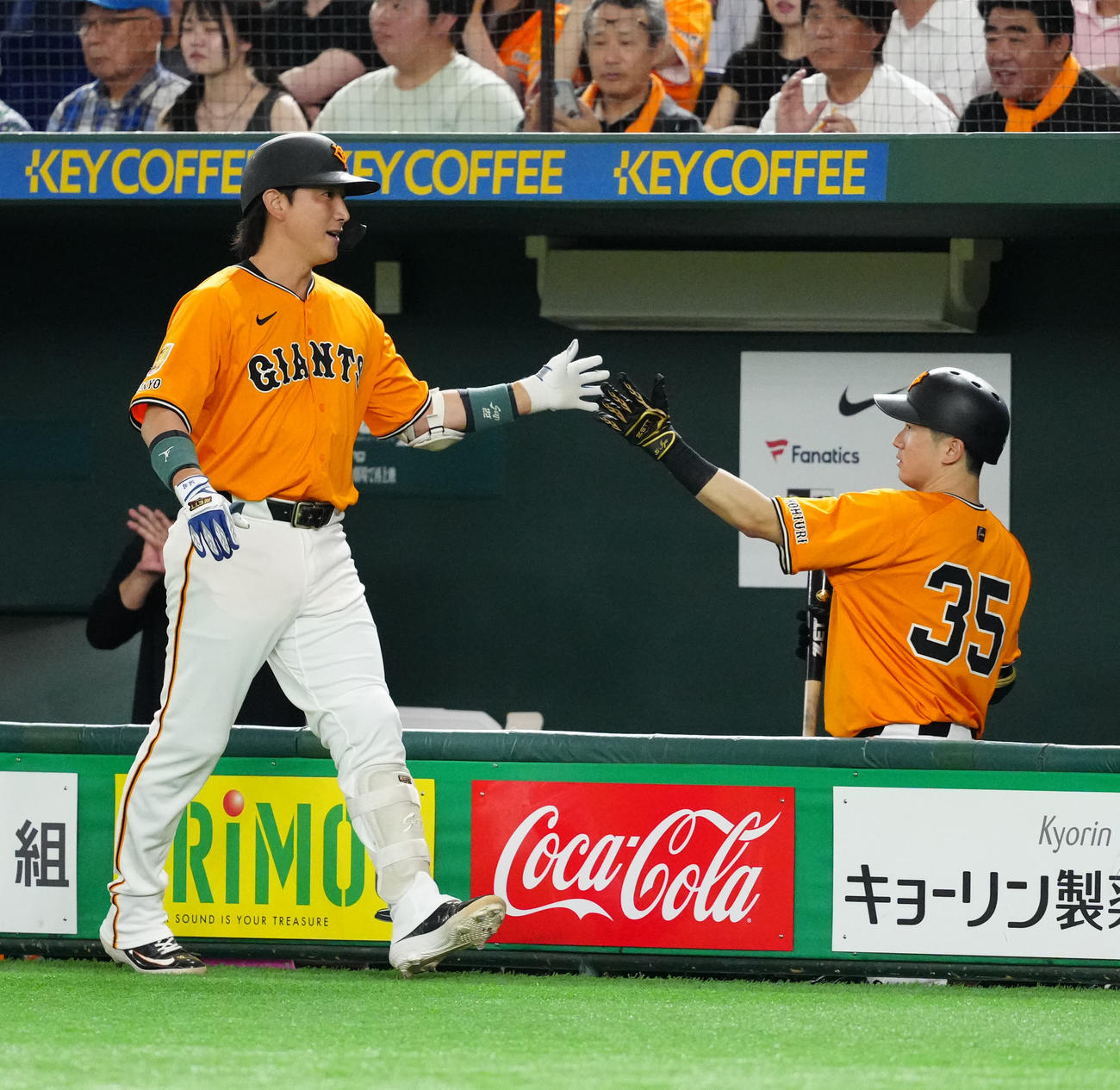 巨人対日本ハム　7回裏巨人無死一塁、送りバントを決め泉口（右）とタッチを交わす小林（撮影・江口和貴）