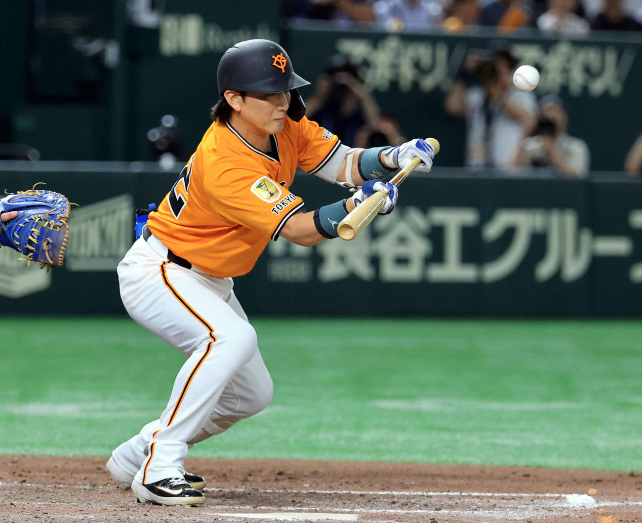 巨人対日本ハム　7回裏巨人無死一塁、小林は送りバントを決める（撮影・浅見桂子）