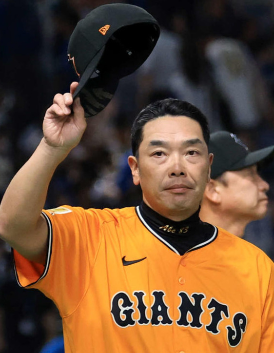 巨人対日本ハム　連敗ストップでスタンドにあいさつする巨人阿部監督（撮影・浅見桂子）