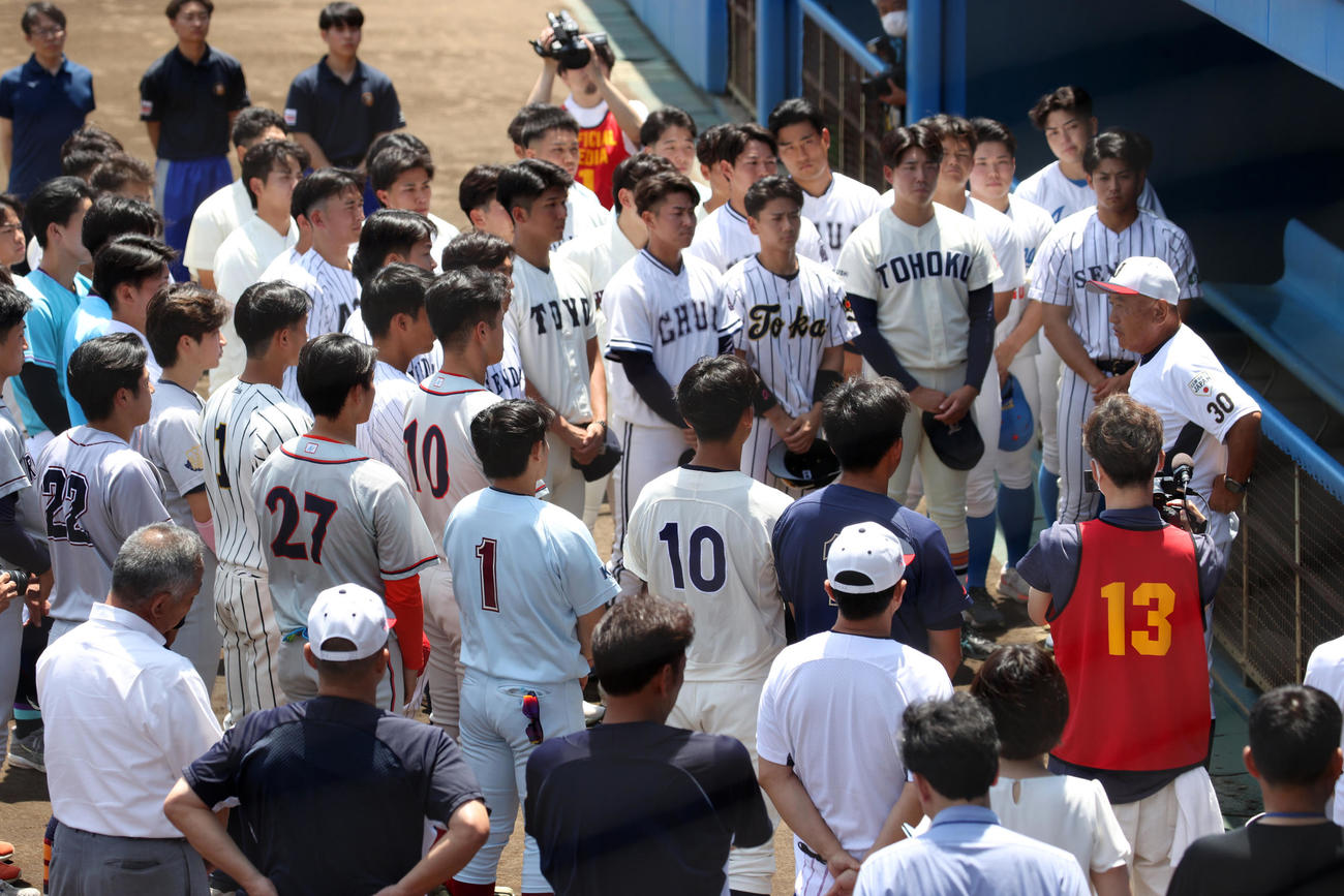 侍ジャパン大学代表選考合宿であいさつする堀井大学代表監督（右端）（撮影・柴田隆二）
