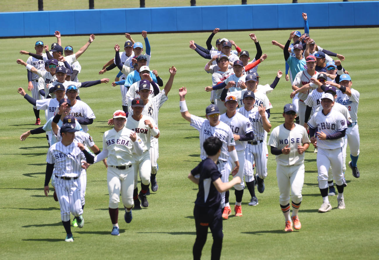 侍ジャパン大学代表選考合宿でランニングする選手たち（撮影・柴田隆二）
