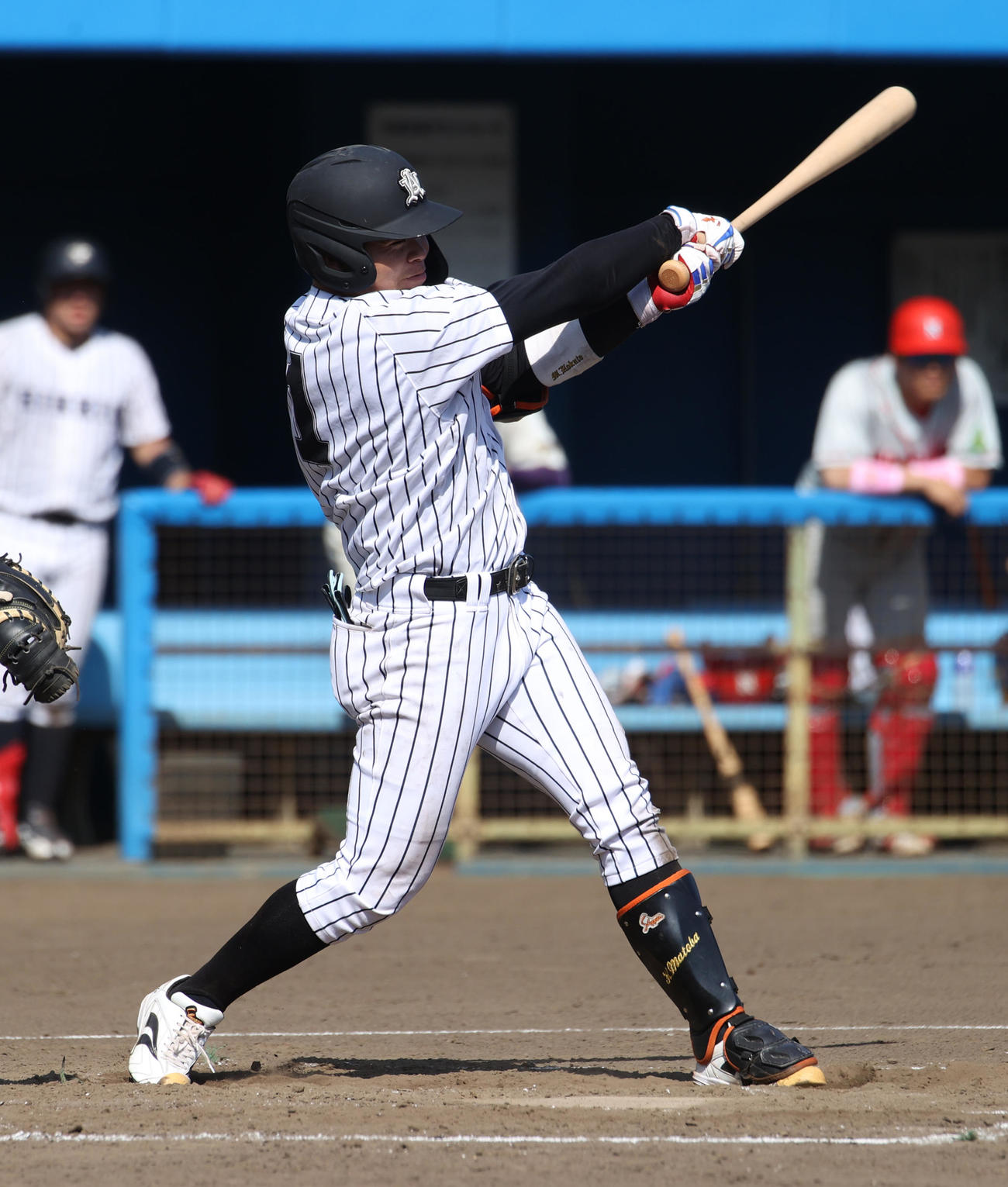 紅白戦、2回裏A無死満塁、亜大・的場北斗は右中間に適時二塁打を放つ（撮影・柴田隆二）