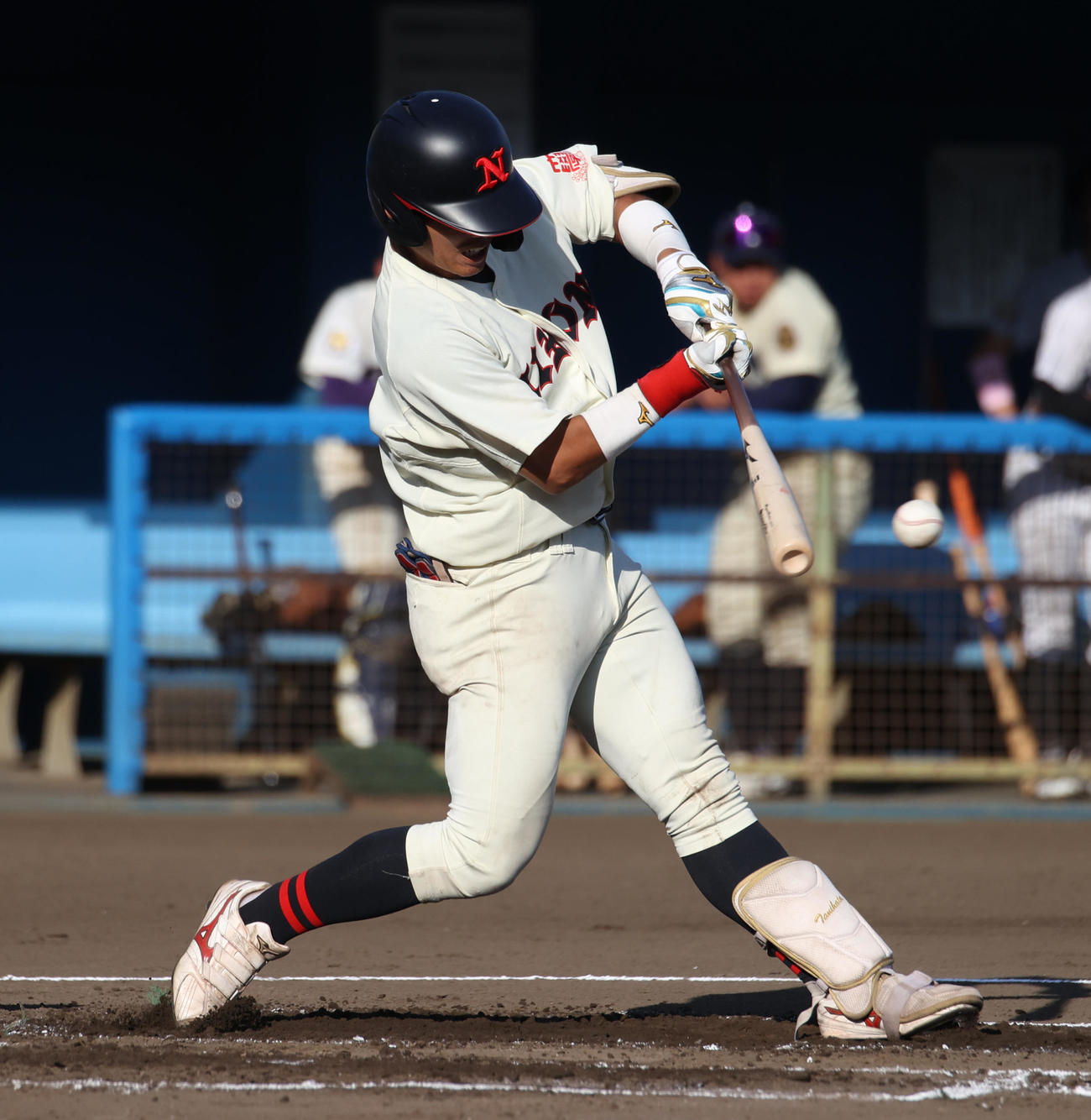 紅白戦、1回裏C2死一、三塁、日大・谷端将伍は左前に適時打を放つ（撮影・柴田隆二）