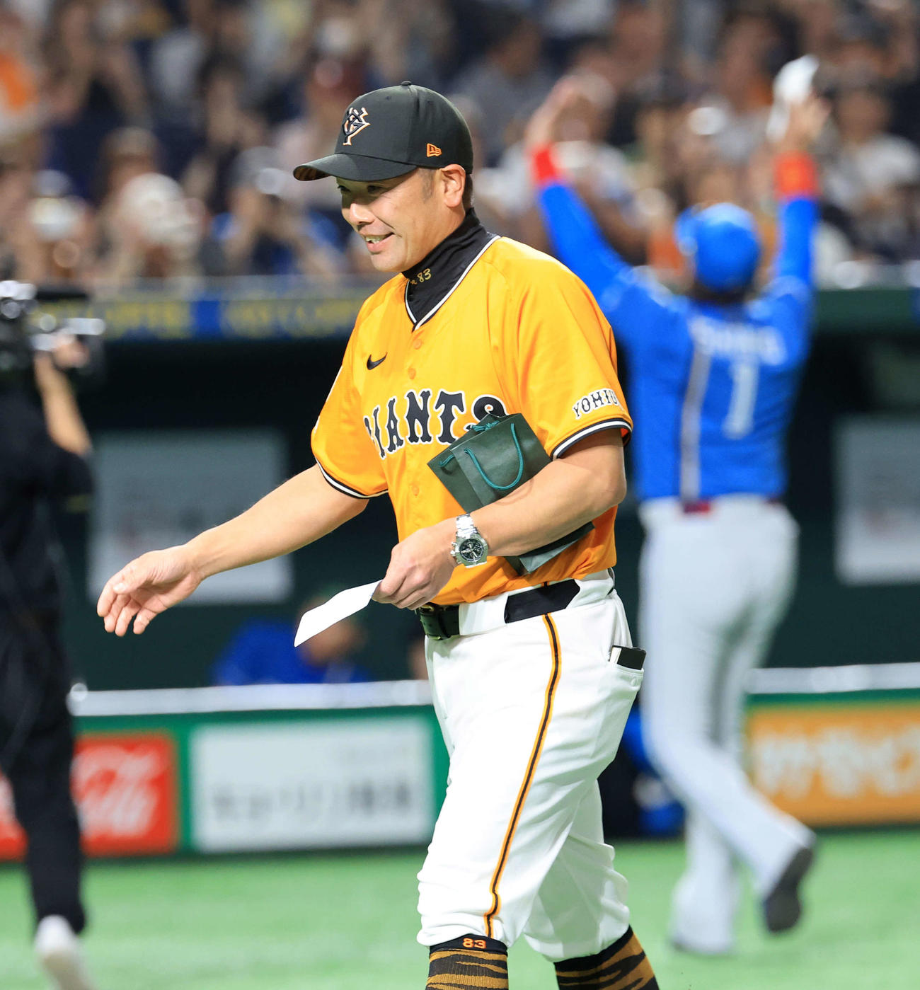 巨人対日本ハム　メンバー最終確認で、巨人阿部監督（手前）は日本ハム新庄監督（奥）からお土産を受け取りベンチに戻る（撮影・浅見桂子）