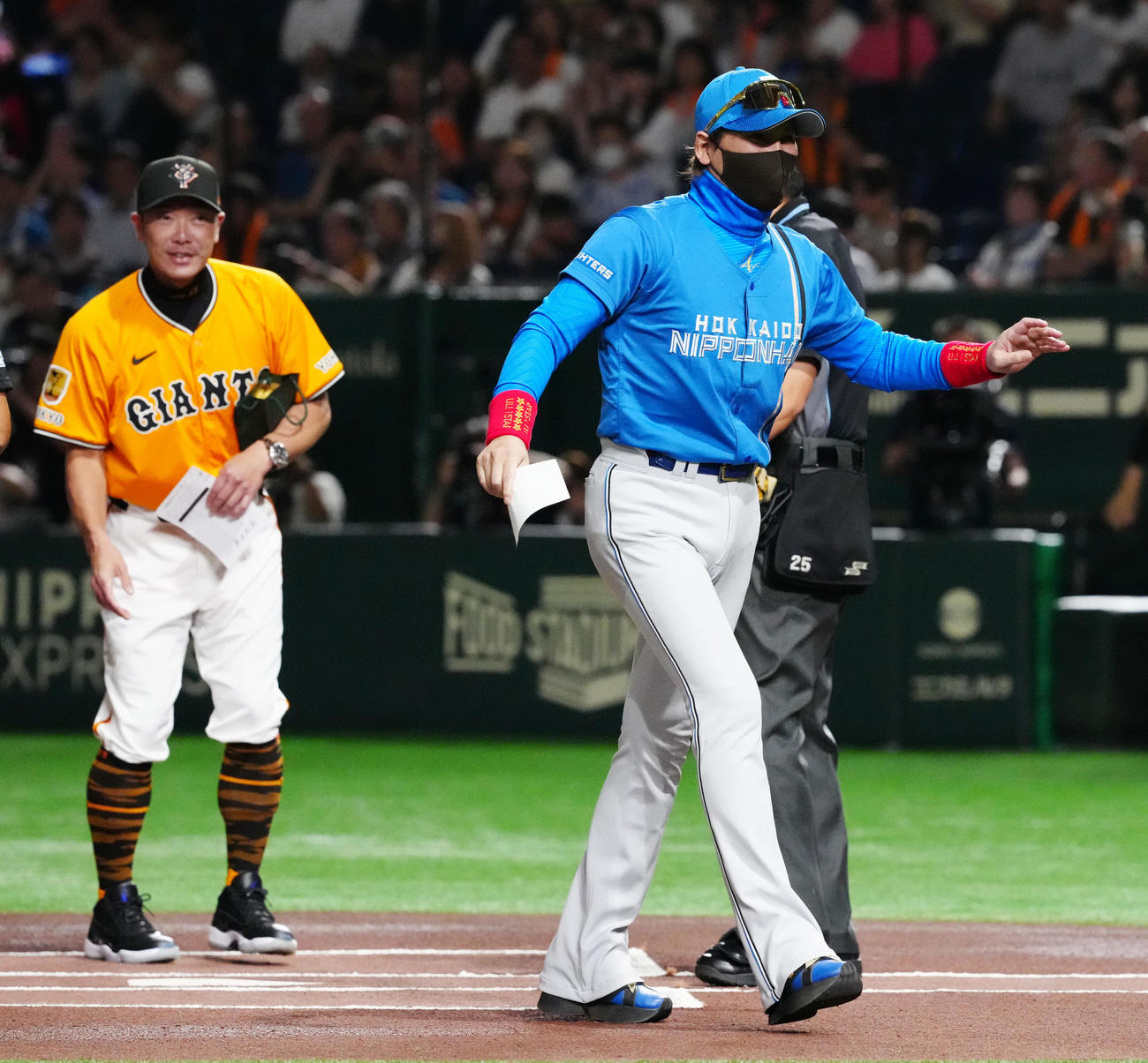 巨人対日本ハム　試合前、メンバー表の最終確認で巨人阿部監督（左）にプレゼントを渡した日本ハム新庄監督（撮影・江口和貴）