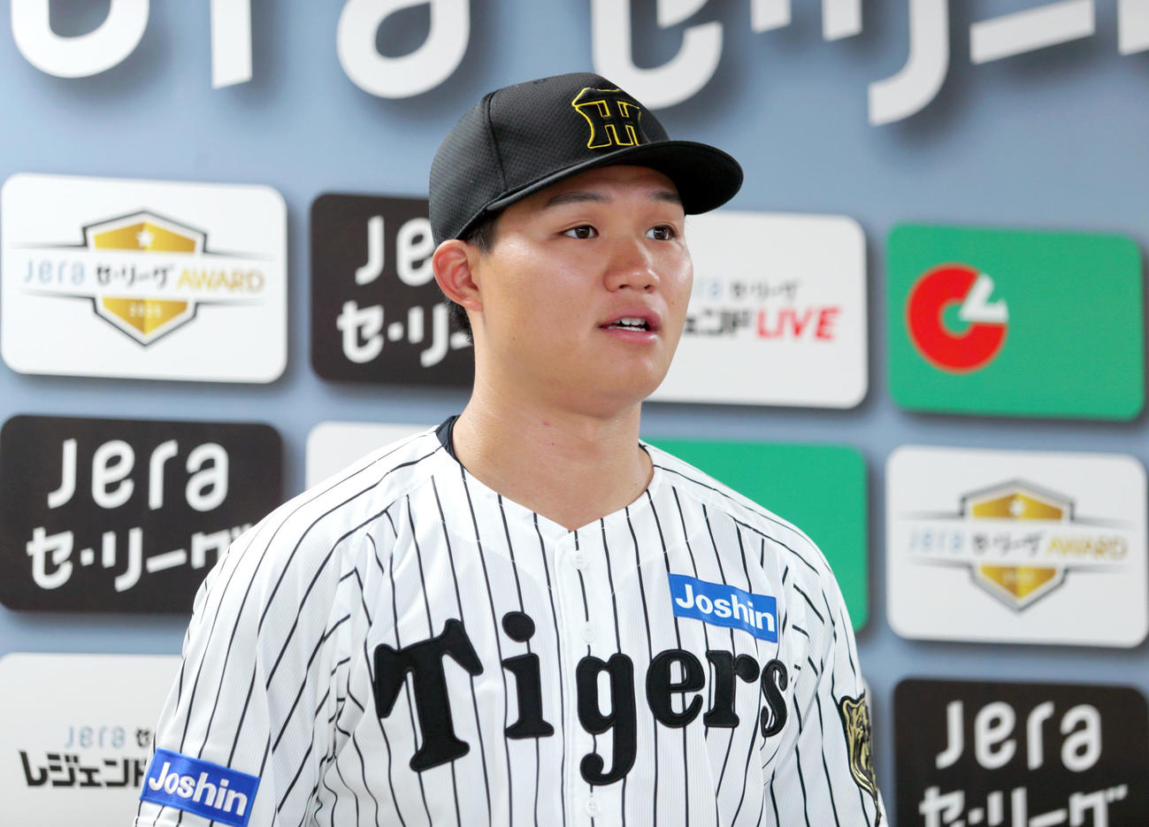 JERA5月度月間大賞を受賞し会見する阪神森下（撮影・上山淳一）