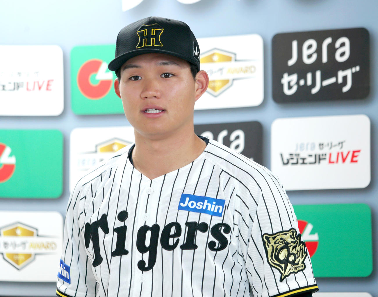 JERA5月度月間大賞を受賞し会見する阪神森下（撮影・上山淳一）
