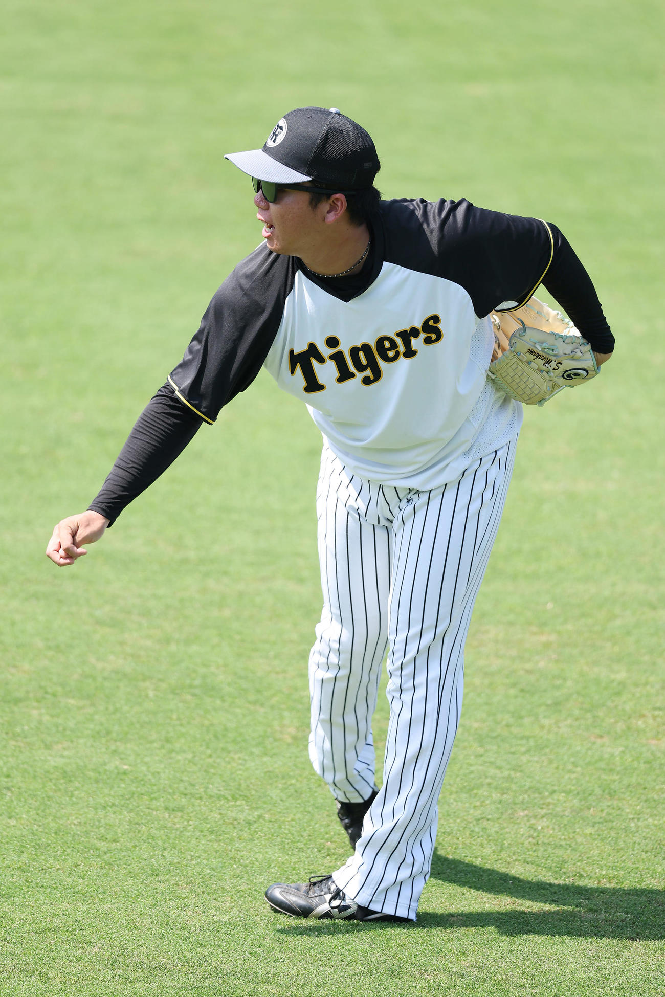 阪神対ロッテ　キャッチボールで調整する阪神村上（撮影・前田充）