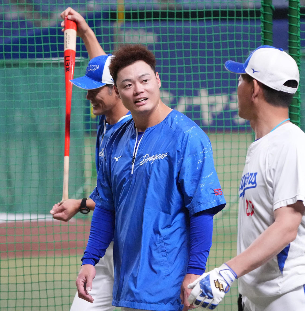 中日対オリックス　試合前、細川（中央）はコーチ陣と言葉を交わす（撮影・森本幸一）