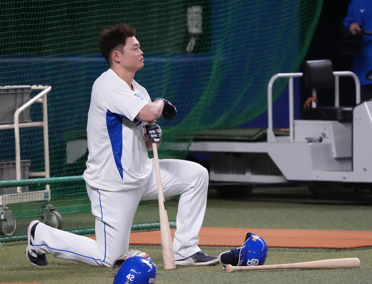 中日対オリックス　試合前、打撃練習を待つ細川（撮影・森本幸一）
