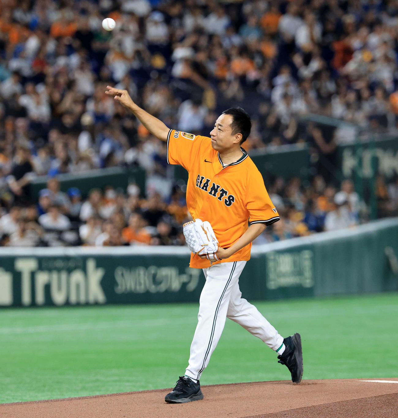 巨人対日本ハム　ファーストピッチを務めたナイツの塙宣之（撮影・浅見桂子）